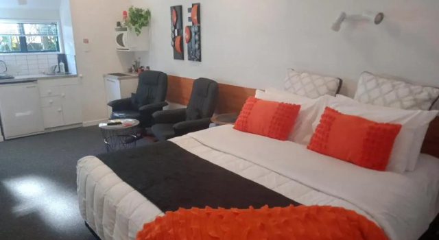 Студия Four Peaks Motel