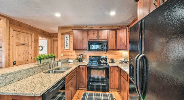 'the River Rest' Ellijay Cabin w/ Hot Tub!