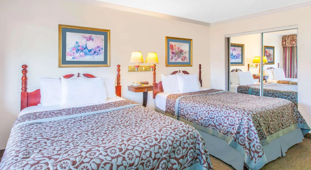 Четырёхместный номер Standard Days Inn by Wyndham Camarillo - Ventura