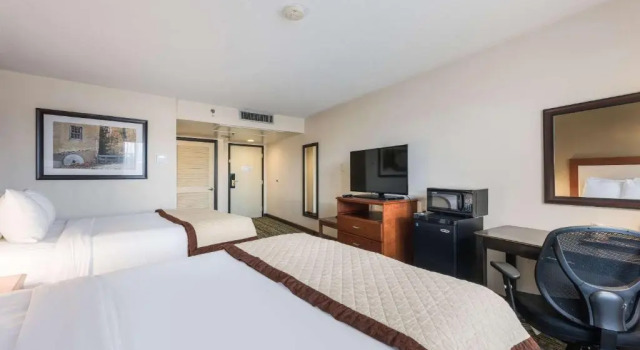 Четырёхместный номер Executive Clarion Hotel and Suites