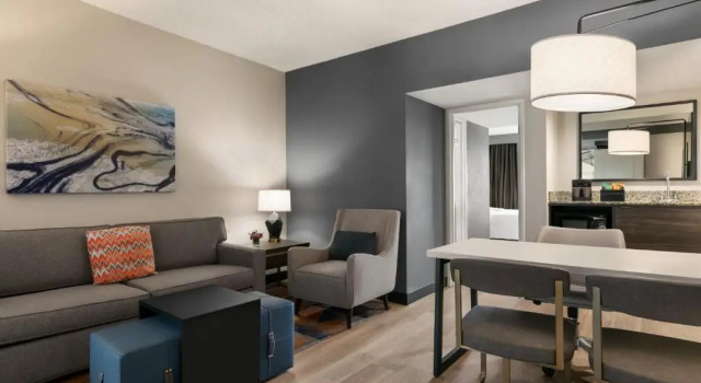 Четырёхместный номер Standard с балконом Embassy Suites by Hilton Los Angeles Downey