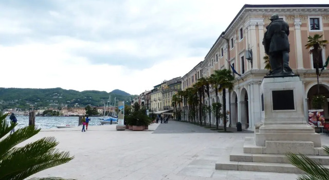 Вилла Elegant Lake Garda Villa With Garden