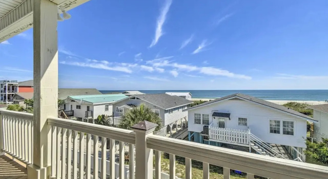 Коттедж с 4 комнатами с балконом Coastal Retreat w/ Double Deck & Ocean Views!