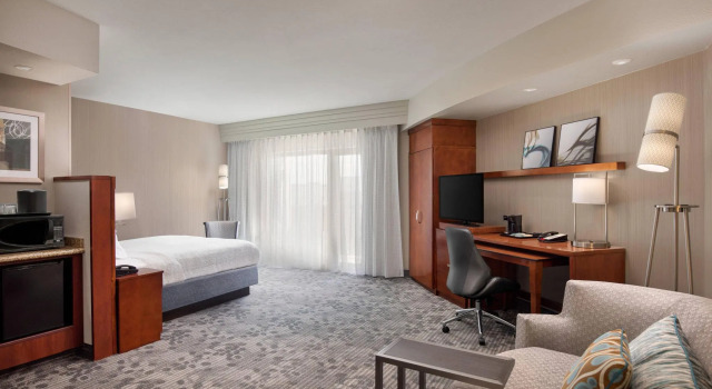 Двухместный полулюкс с балконом Courtyard by Marriott Dallas Allen at Allen Event Center