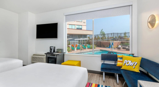 Четырёхместный номер Standard с видом на бассейн Aloft by Marriott Denver North Westminster