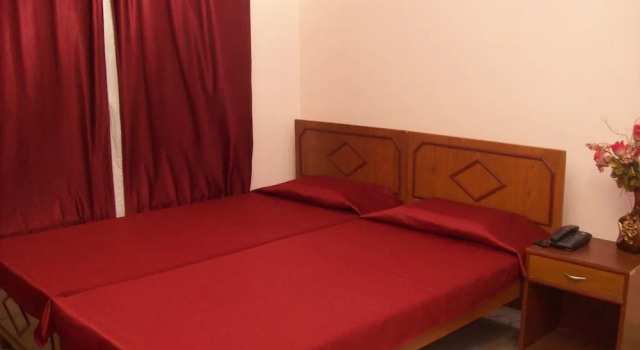 Malik Court by OYO Rooms