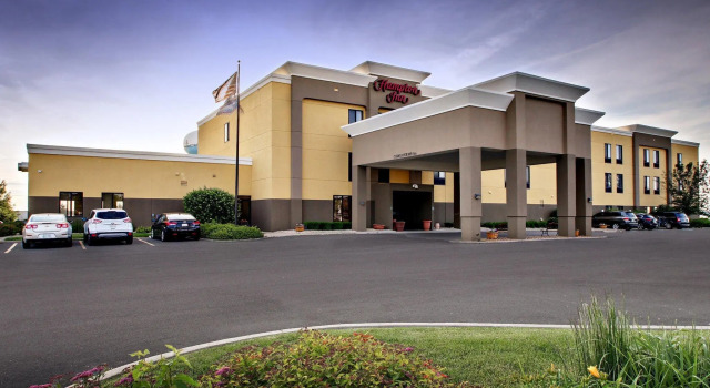 Кровать в общем номере Hampton Inn Ottawa - Starved Rock Area