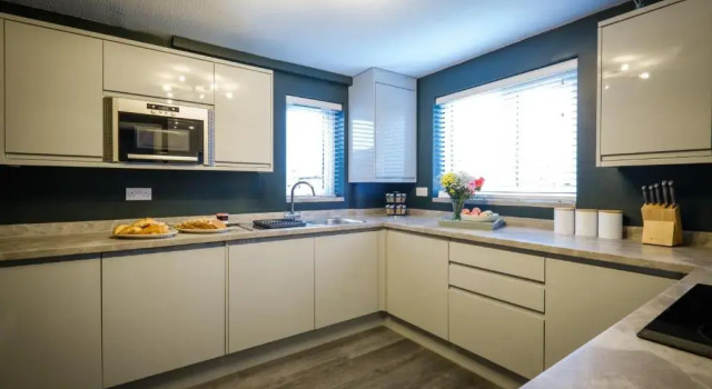Rockside - Luxury 1 bedroom home with hot tub central, parking pet friendly