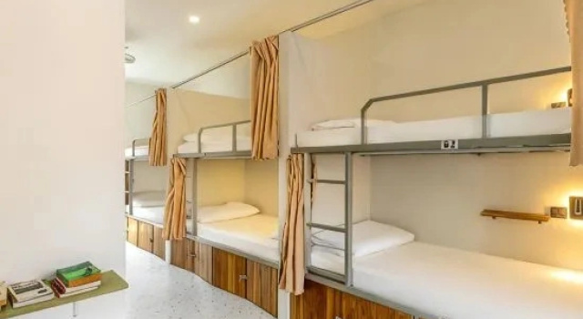 Кровать в общем номере White Elephant Hostel