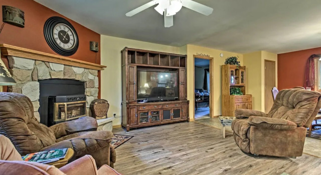 Lakefront Family Getaway w/ Private Deck & Dock!, Buchen Sie Ferienhaus Land O' Lakes USA
