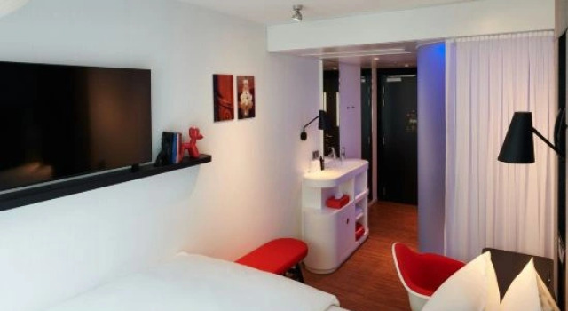 Одноместный номер Standard citizenM Paris Opera