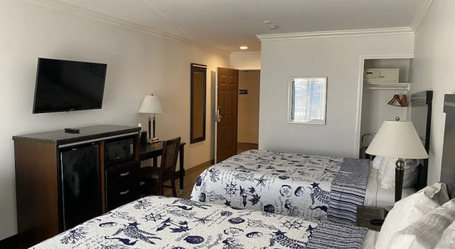 Четырёхместный номер Standard с балконом и с видом на парк Ocean Surf Inn & Suites