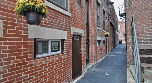 2br/1ba Near Paul Revere House by Domio