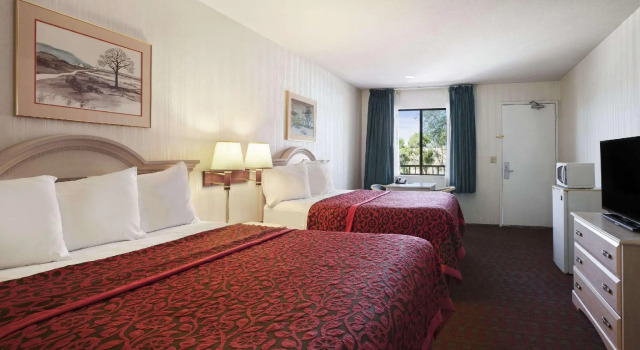 Четырёхместный номер Standard Days Inn by Wyndham Gilroy