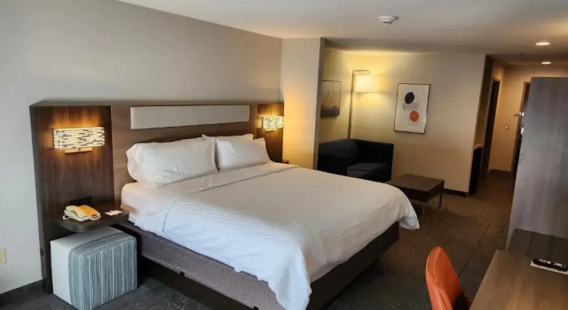 Шестиместный люкс Holiday Inn Express & Suites Perry by IHG
