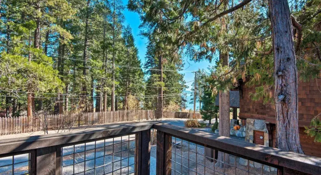 Walk to Dock & Tahoe City: Modern Lakeside Cabin, Забронировать Отель Тахо-Сити Норт-Лейк-Тахо, рядом с Парк Commons Beach