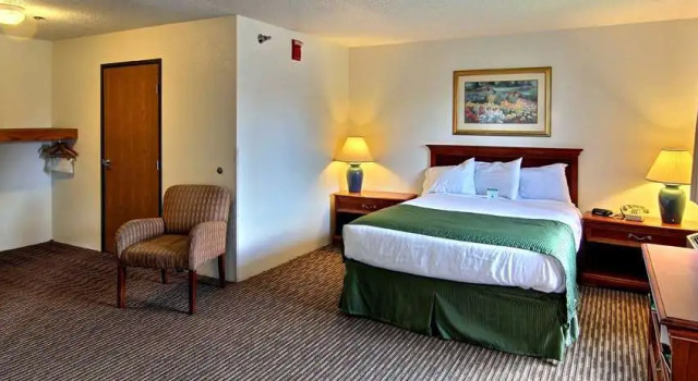 Days Inn & Suites by Wyndham Traverse City, Book Hotel Traverse City Michigan