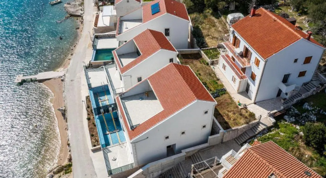 Апартаменты с 3 комнатами с балконом и с видом на море Apartment Bobić