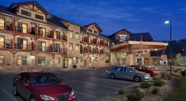 Кровать в общем номере Best Western Premier Ivy Inn & Suites