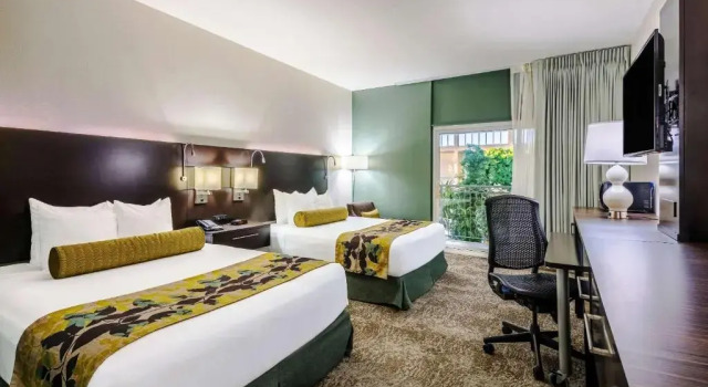 Четырёхместный номер Standard с видом на бассейн Oasis Hotel and Conv Center, an Ascend Collection Hotel