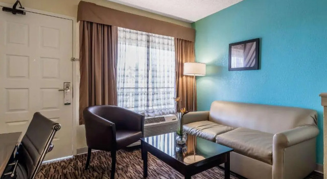Люкс с балконом Boca Suites Deerfield Beach; SureStay Collection by BW