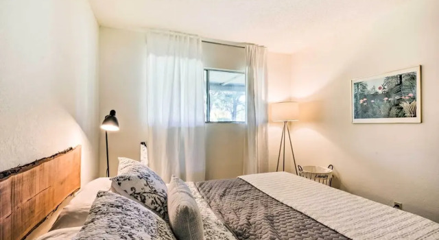 Palm Springs Retreat w/ Pool Access & Valley Views, Забронировать Отель Палм-Спрингс Coachella Valley, рядом с Loehmanns Plaza Shopping Center