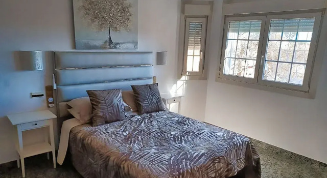 Large Villa private pool and garden near beach, Забронировать Вилла Отели Рокетас-де-Мар с парковкой, Парковка