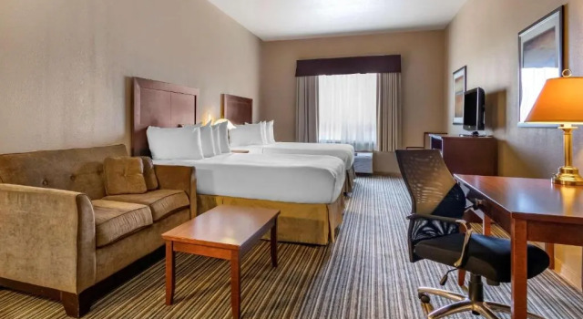 Четырёхместный номер Deluxe Quality Inn & Suites