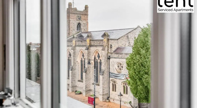 Bright, Stylish Two Bedroom Apt in Town Centre with Free Parking at Tent Serviced Apartments Chertsey, Book Apartment Chertsey Surrey, near Thorpe Park
