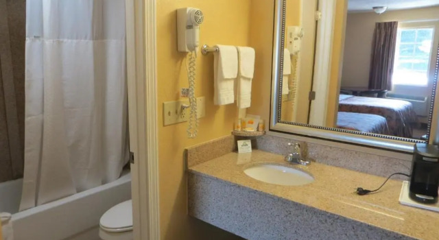 Standard Zimmer Days Inn by Wyndham Canton