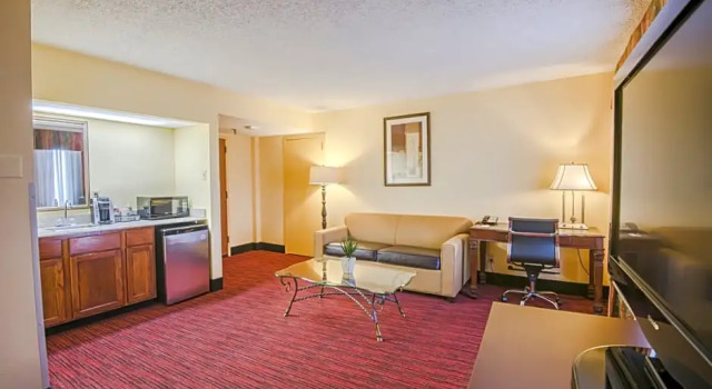 Четырёхместный люкс с видом на бассейн MCM Elegante Hotel and Suites – Dallas