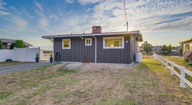 Beach Access, Deck: Waterfront Whidbey Island Home, Réserver Maison de vacances Greenbank États-Unis