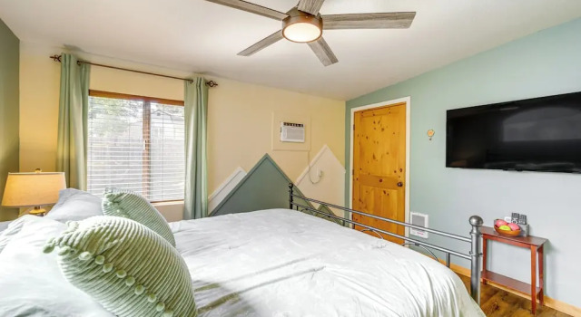 Pine Cabin w/ Fire Pit & Gazebo - Steps to Trails, Book Hotel Hoteller i Pine med parkering, Parkering