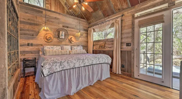 Коттедж 'horse Thief Inn' Cabin Retreat w/ Deck & Hot Tub!