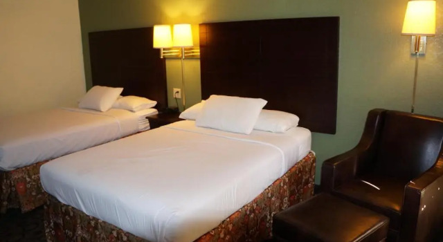 Четырёхместный номер Standard Regency Inn Pittsburg