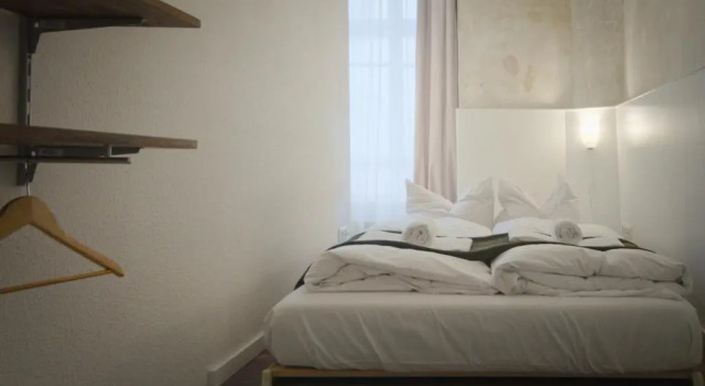 Altbauwohnung mit 3 Bädern (PB6), Varaa Hotelli Berliini Saksa, lähellä Helmholtzplatz