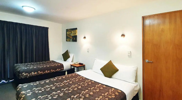 Трёхместный номер Standard Airways Motel