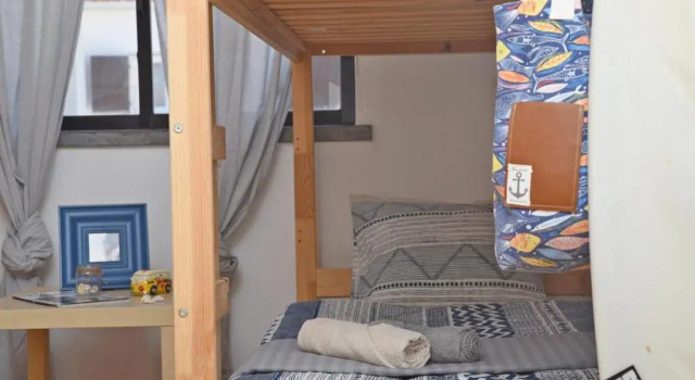 Кровать в общем номере Surf House Peniche