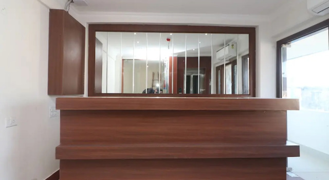 OYO Flagship 74174 Hotel Central Plaza, Rezervovat Hotel  