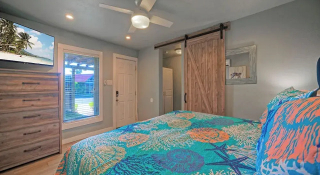 2 Cozy Cottages Fire Pit, Private Yards, Walkable Location in Spanish Village, Book Feriehus Sommerhuse i Houston, Hytte