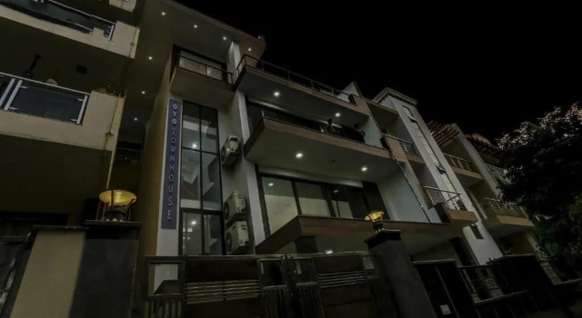 OYO Townhouse 1071 Hotel Metro Inn Residency Near ISKCON Temple Noida