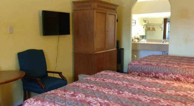 Четырёхместный номер Standard Scottish Inn & Suites
