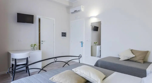 Standard triplă cameră cu balcon ViaMonti Hotel