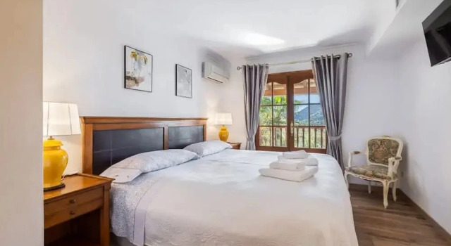 Hilltop Villa in Alcudia With Bays Views, Prenota Villa Ville a Maiorca, Villa