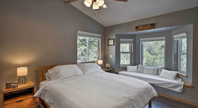 Коттедж Hot Tub, Deck & Grill: Mtn-view Divide Cabin