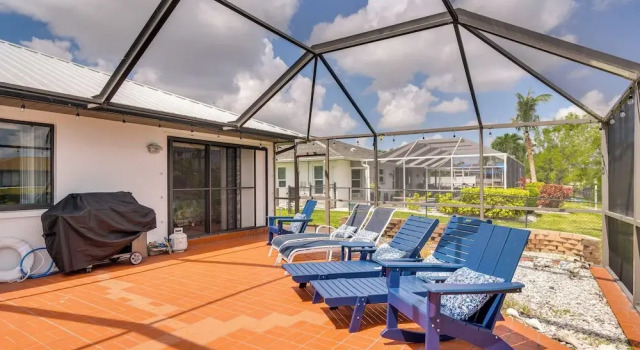 Коттедж с 3 комнатами Lanai & Pool: Waterfront Cape Coral Home!
