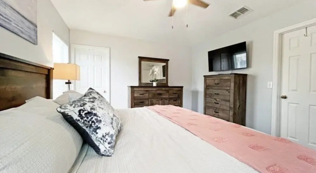 Holborn Delight 3 Bedroom Home by RedAwning, Book Feriehus Hoteller i Four Corners med pool, Swimmingpool