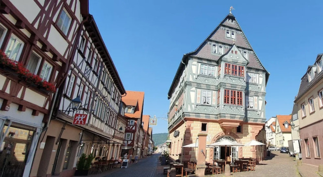 Hotel zum Riesen - älteste Fürstenherberge Deutschlands, Забронировать Отель Мильтенберг Шпессарт, рядом с Мыльтенбергский замок