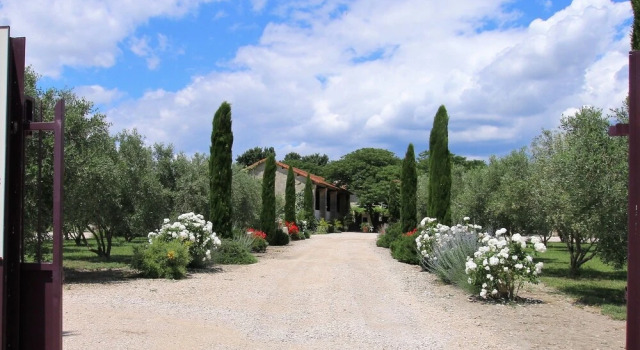 Bright Studio in Tarascon, Provence, With Pool Access, Furnished Garde, Prenota Appartamento Tarascona ViaRhona