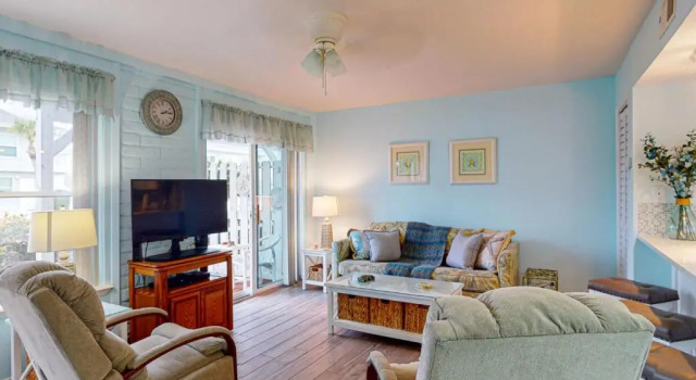 EC134 Newly Remodeled Ground Floor Condo, Boardwalk to Beach, Shared Pool and Grill, Забронировать Отель Отели Mustang Island с парковкой, Парковка